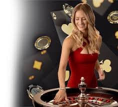 Blackjack — tutup setelah semua kartu dibagikan Meja blackjack dengan kartu pembukaan di kawanslot